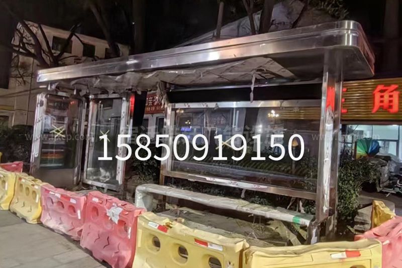 不銹鋼圓弧公交候車(chē)亭安裝案例
